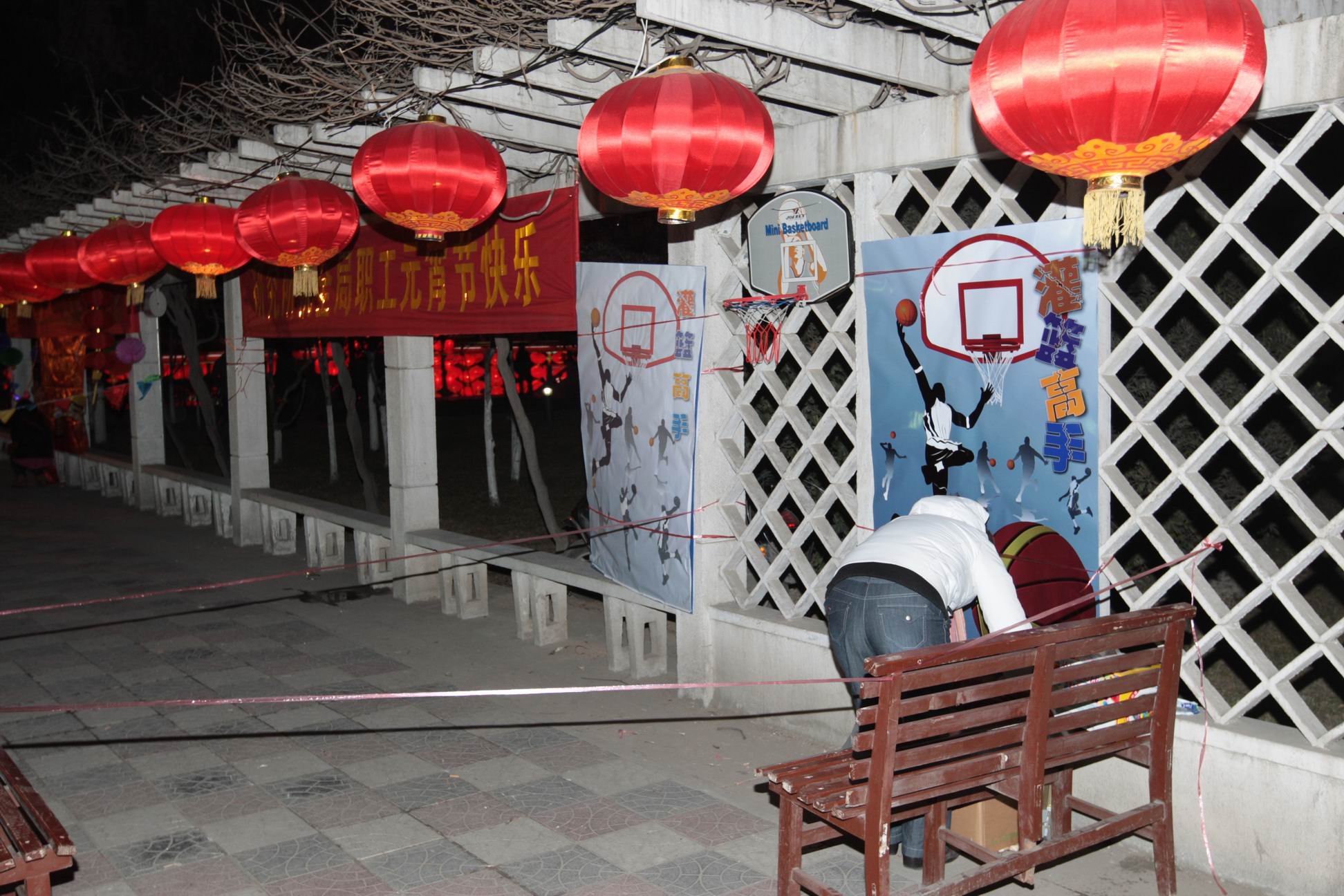 研究所职工准备游戏道具和场地