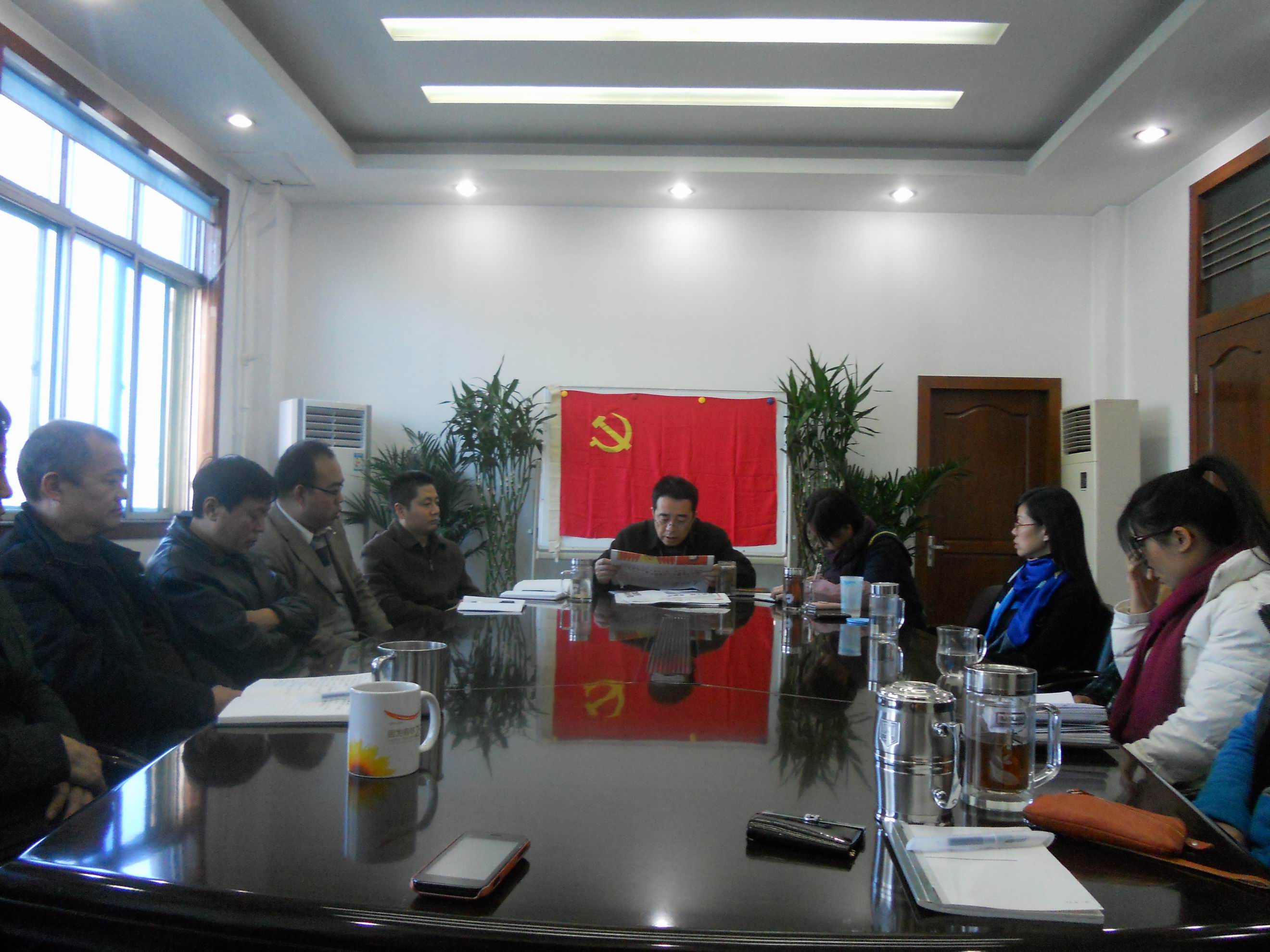 研究所认真学习十八大会议精神